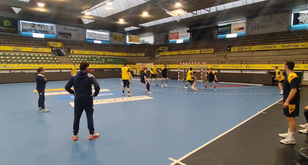 Una de las sesiones de trabajo del Tubos Arana Villa de Aranda ante de su viaje a Alicante. / DUERO Deporte