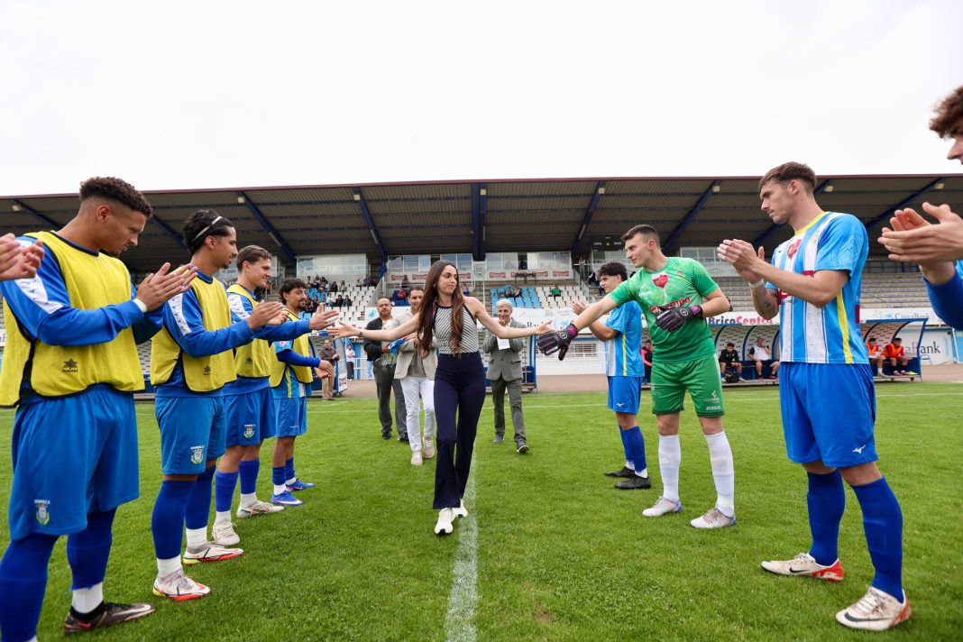 La Arandina homenajeó a la atleta arandina, Celia Antón en los prolegómenos del encuentro. / somos AFIR