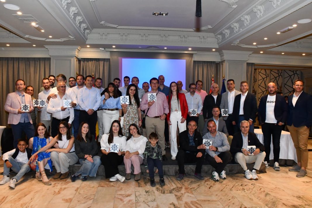 Foto de familia de galardonados y nominados en la Gala de los Premios Puenteduero 2026. / Ángelo