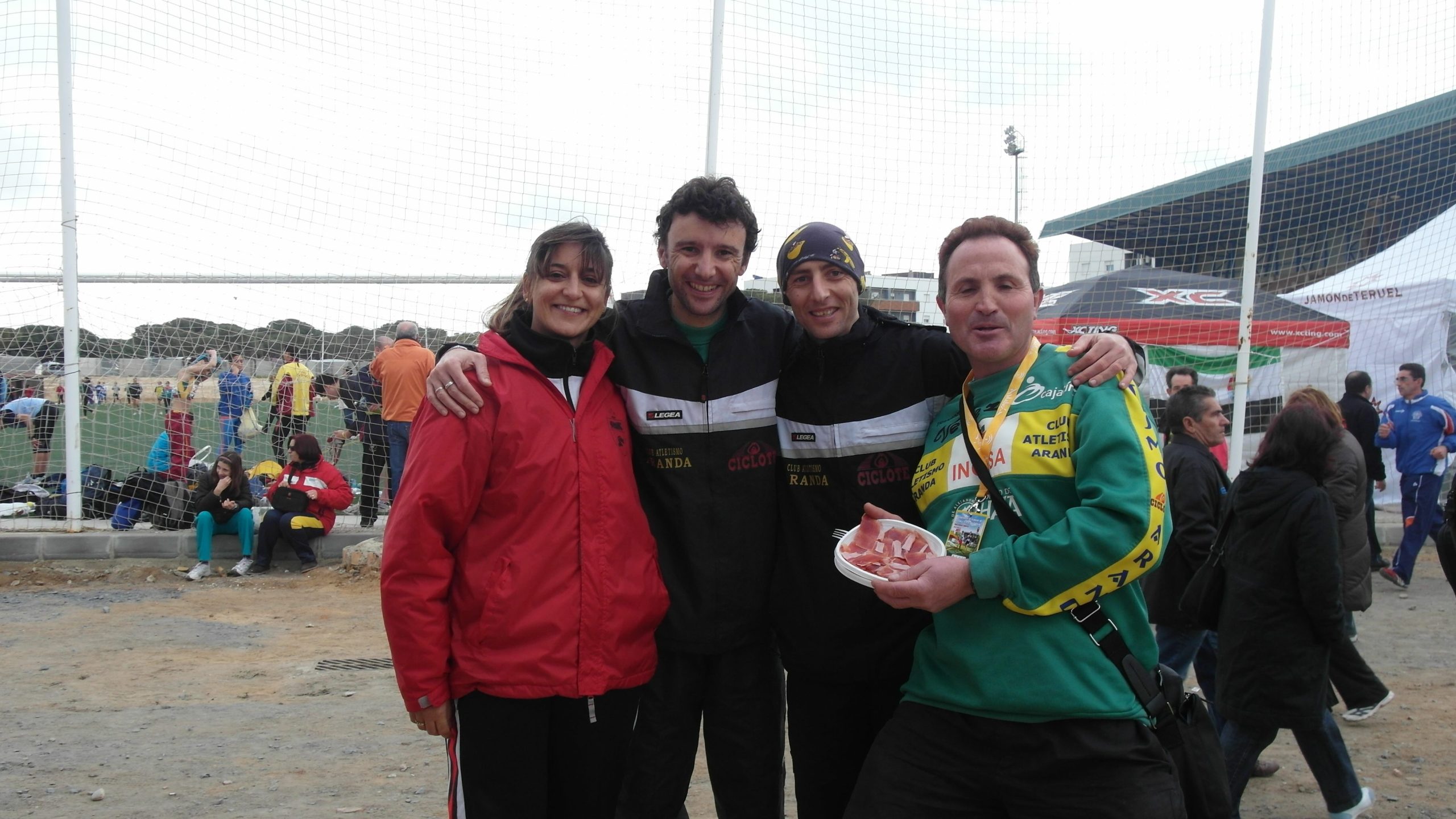 José Luis Capitán -2º por la izquierda- junto al entrenador arandino Leocadio de Blas (dcha) / imagen cedida