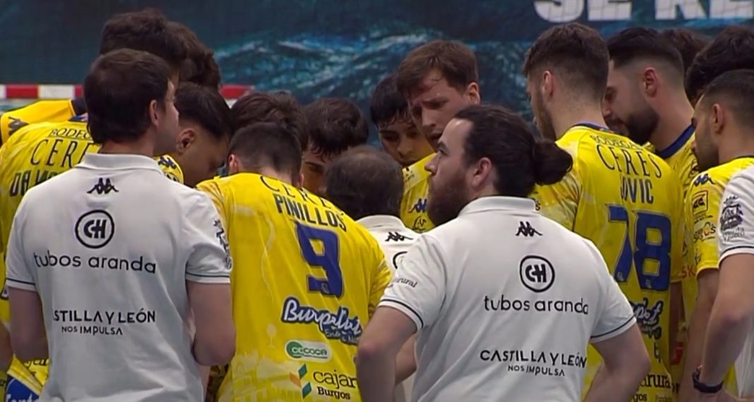 La escuadra amarilla durante uno de los tiempos muertos solicitados en O'Gatañal. / LaLiga+