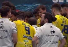 Desconexión final y dura derrota en Cangas (28-26) La escuadra amarilla durante uno de los tiempos muertos solicitados en O'Gatañal. / LaLiga+