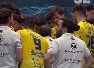 Desconexión final y dura derrota en Cangas (28-26) La escuadra amarilla durante uno de los tiempos muertos solicitados en O'Gatañal. / LaLiga+