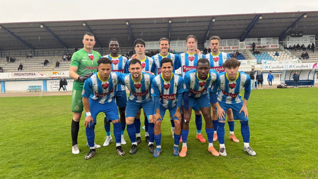 Once inicial de la Arandina ante La Virgen del Camino en el Estadio Juan Carlos Higuero en la 30ª jornada del Grupo VIII de Tercera Federación 25-26. / somos AFIR