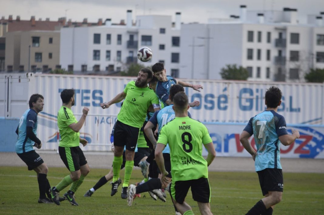 Imagen de uno de los lances de juego del encuentro disputado por ambas escuadras en el Juan Carlos Higuero durante la 1ª vuelta del Campeonato Provincial. / DUERO Deporte