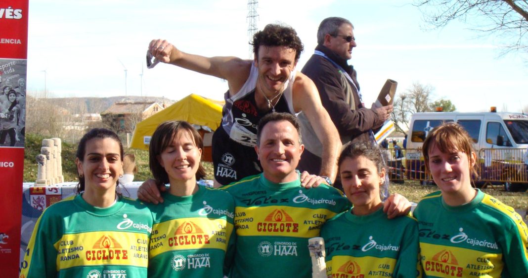 José Luis Capitán (arriba) durante su época en el Atletismo Aranda junto al entrenador Leocadio de Blas y varias de las integrantes del equipo femenino del club: Beatriz Quílez, Noelia Cabestrero, Raquel Camarero y Tania García (de izq. a dch)