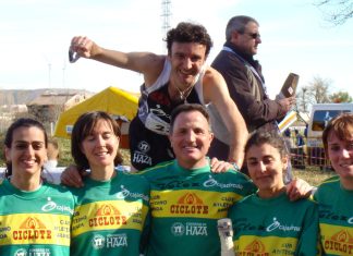 El Capitán del INCESA Aranda comparte su ‘amor por la vida’ en Fuentespina José Luis Capitán (arriba) durante su época en el Atletismo Aranda junto al entrenador Leocadio de Blas y varias de las integrantes del equipo femenino del club: Beatriz Quílez, Noelia Cabestrero, Raquel Camarero y Tania García (de izq. a dch)