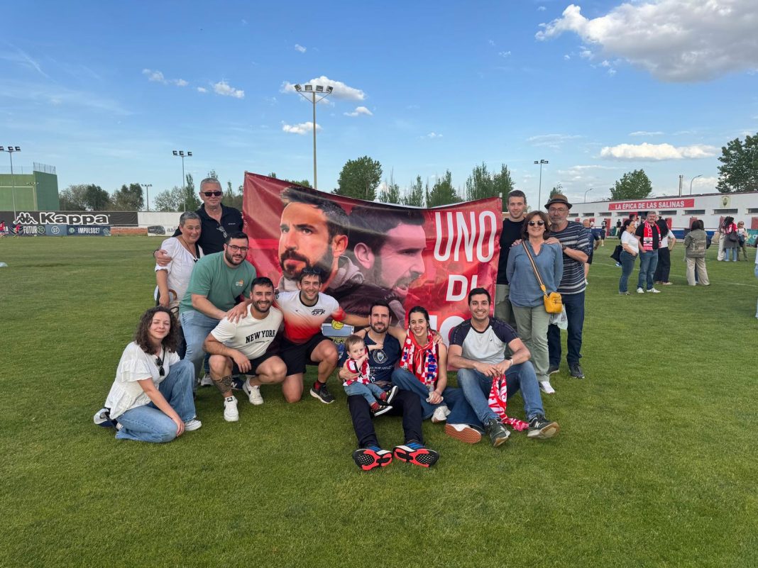 Álex Izquierdo junto a amigos, compañeros y familiares tras lograr el ascenso en Las Salinas. / DUERO Deporte