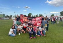 Álex Izquierdo hace historia para el fútbol de las Tierras del Duero Álex Izquierdo junto a amigos, compañeros y familiares tras lograr el ascenso en Las Salinas. / DUERO Deporte