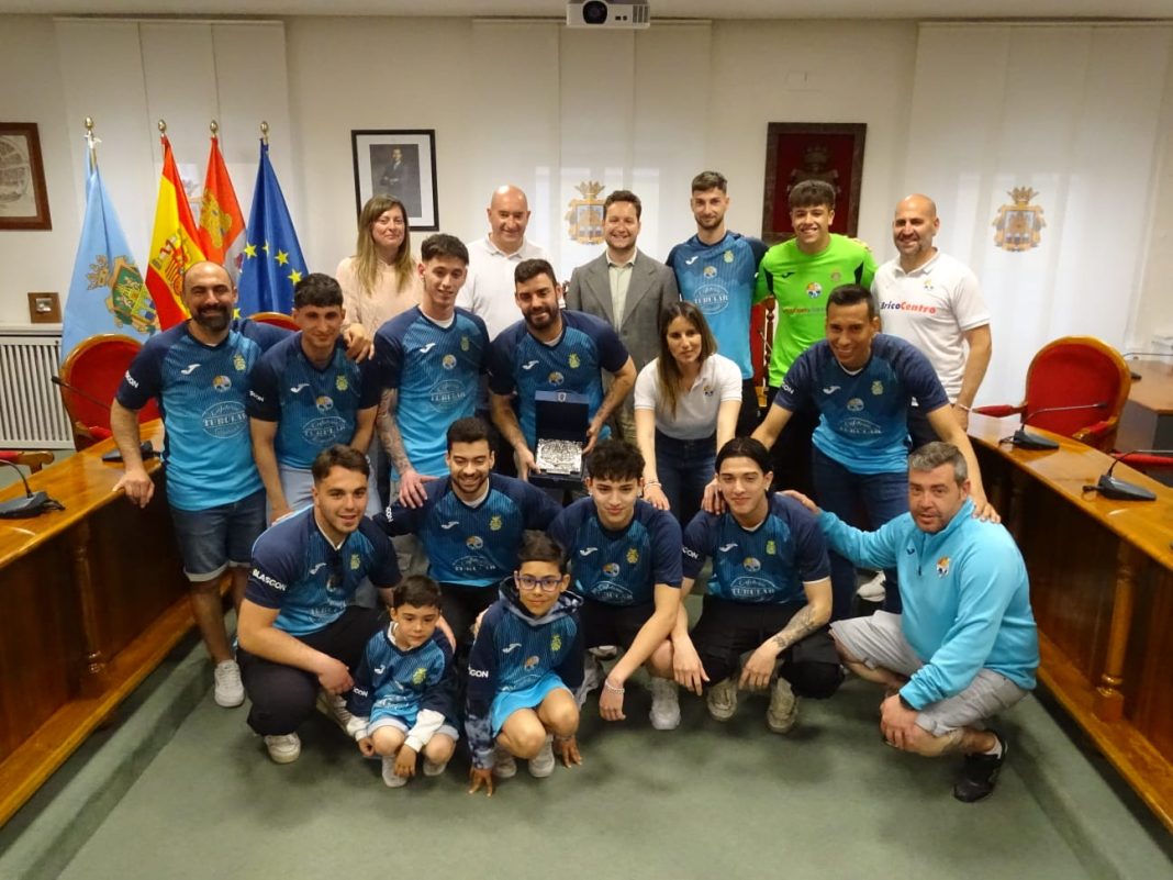 El Aranda Riber recibe de manos del alcalde, Antonio Linaje, el Plano de Aranda de 1503 como homenaje por su ascenso a Liga Regional. / DUERO Deporte