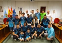 El Riber recibe el plano de Aranda 1503 como homenaje por su ascenso a Regional El Aranda Riber recibe de manos del alcalde, Antonio Linaje, el Plano de Aranda de 1503 como homenaje por su ascenso a Liga Regional. / DUERO Deporte