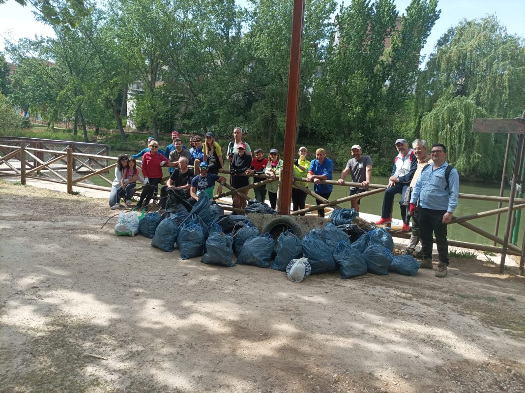Los miembros de Espeleoduero y varios voluntarios tras la reciente jornada de limpieza del río Duero. / Espeleoduero