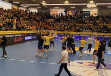 Una exhibición que bien puede valer una permanencia (33-23) El Pabellón Santiago Manguán celebra la importantísima victoria amarilla ante Cuenca. / DUERO Deporte