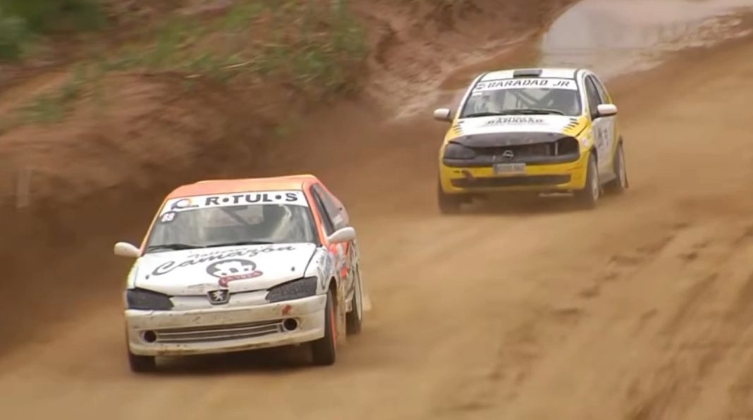 Alfredo Abanades, en primer término con su Peugeot 306 S16, durante la manga final en la que logró el 2º puesto en el podio en el Circuito Eduardo Lalana de Huesca. / RFEDA