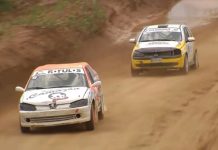 Alfredo Abanades debuta con podio en el Campeonato de España de Autocross Alfredo Abanades, en primer término con su Peugeot 306 S16, durante la manga final en la que logró el 2º puesto en el podio en el Circuito Eduardo Lalana de Huesca. / RFEDA