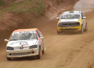 Alfredo Abanades debuta con podio en el Campeonato de España de Autocross Alfredo Abanades, en primer término con su Peugeot 306 S16, durante la manga final en la que logró el 2º puesto en el podio en el Circuito Eduardo Lalana de Huesca. / RFEDA