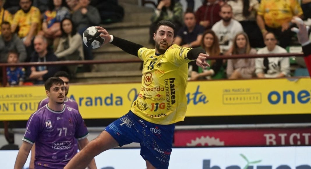 El eterno capitán amarillo, Víctor Megias, seguirá siendo protagonista en el Santiago Manguán. / Alberto Calvo