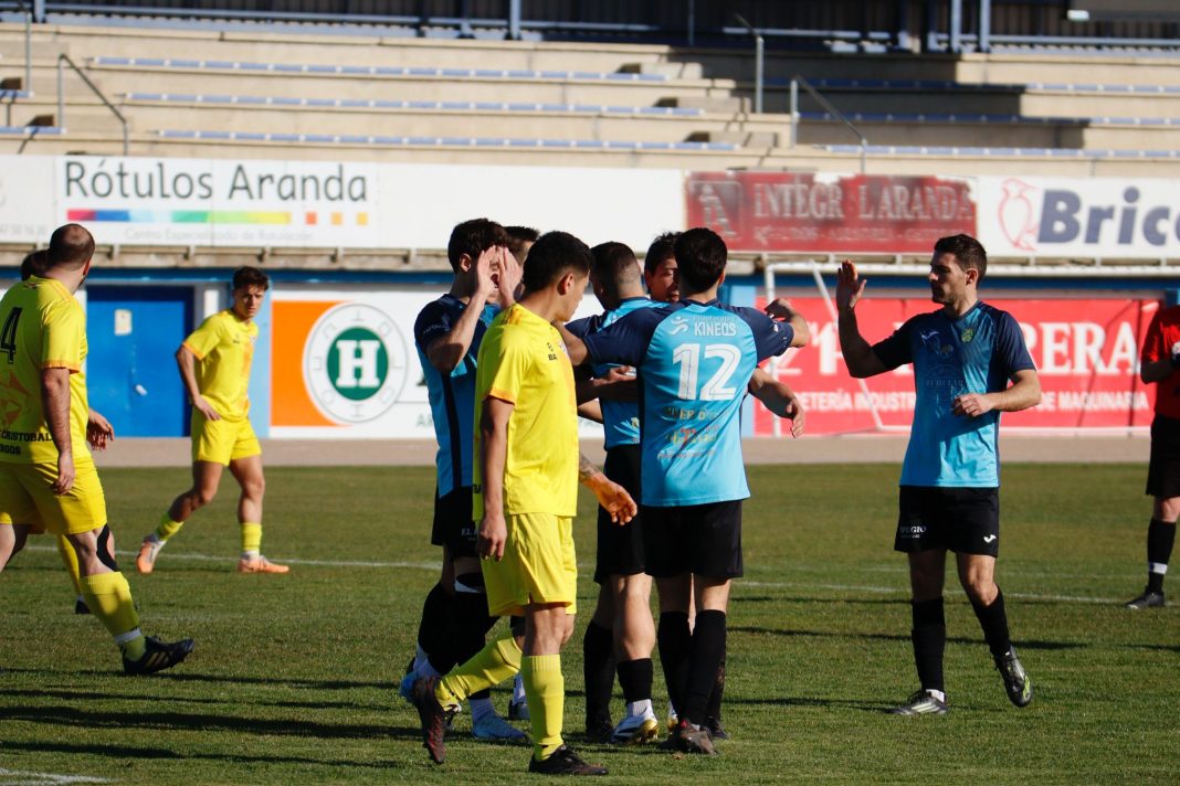 Imagen del partido entre el Riber y el San Cristóbal celebrado el pasado mes de febrero en el Estadio Juan Carlos Higuero. / Alberto Calvo