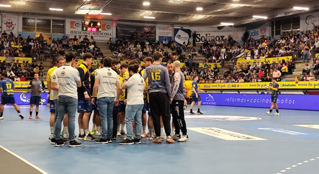 Imagen del partido de la primera vuelta entre ambas escuadras en el Santiago Manguán. / DUERO Deporte