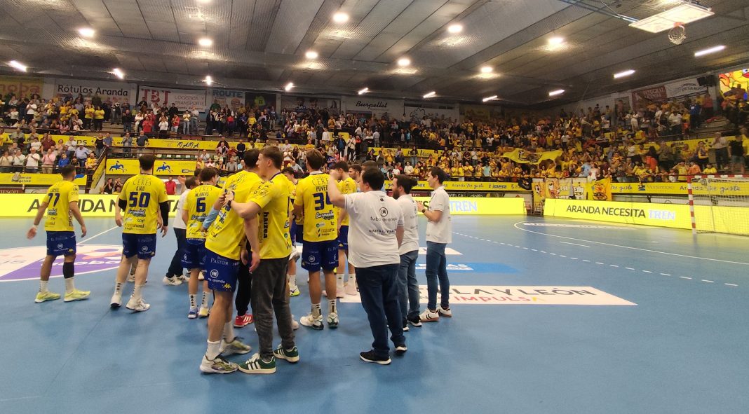 El binomio amarillo 'equipo-afición' ha funcionado a la perfección los tres últimos partidos en casa. / DUERO Deporte