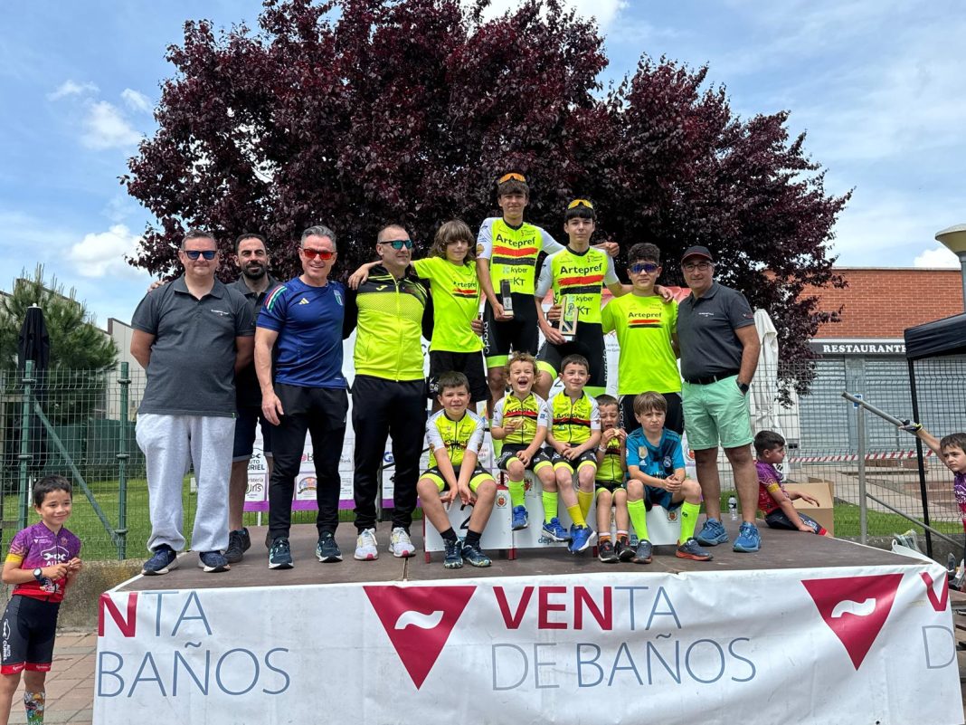 Los integrantes de la Escuela de Ciclismo Julio Torres del Veloclub Ribera del Duero en el podio de Venta de Baños. / Veloclub Ribera del Duero
