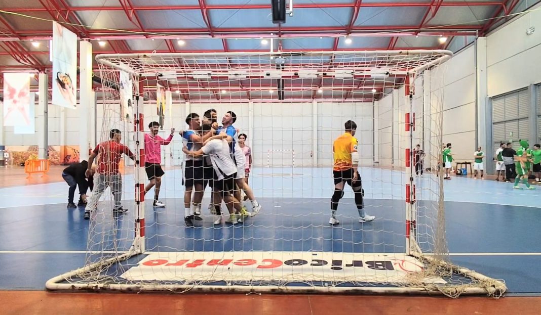 Los jugadores de El-Via celebran el título de Copa desde la tanda de penaltis. / DUERO Deporte