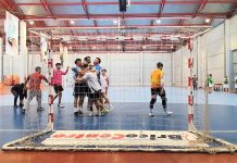 El-Vía se hace con el doblete tras ganar la Copa Local de Fútbol Sala Los jugadores de El-Via celebran el título de Copa desde la tanda de penaltis. / DUERO Deporte