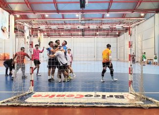 El-Vía se hace con el doblete tras ganar la Copa Local de Fútbol Sala Los jugadores de El-Via celebran el título de Copa desde la tanda de penaltis. / DUERO Deporte
