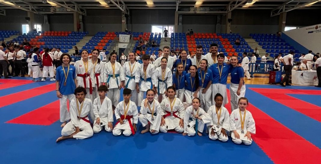 Los integrantes del Club Hiroshima Prado Sport presente en el Regional por equipos en el polideportivo Pilar Fernández Valderrama. / Hiroshima Prado Sport.