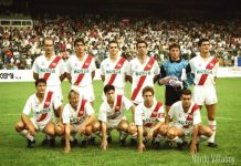 El ‘Chino’ Zapatera, el rayista más blanquiazul, vibra con la final de la Conference League José Chino Zapatera -arriba, 2º por la izq.- en una alineación de la temporada 90-91 en Primera División. / Nardo Villaboy RVCF