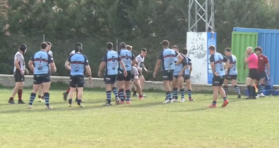 Imagen del partido del pasado mes de marzo en el Virgen de las Viñas entre ambas escuadras que cayó del lado arandino por 29-24. / TeleAranda