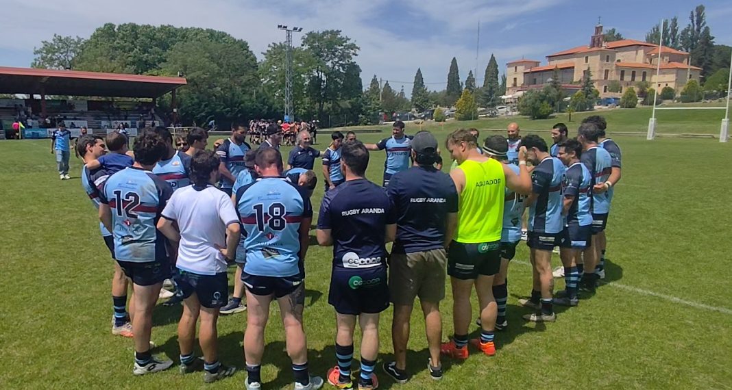 La plantilla de Rugby Aranda celebra sobre el césped del Virgen de las Viñas el triunfo ante Cormorán. / DUERO Deporte