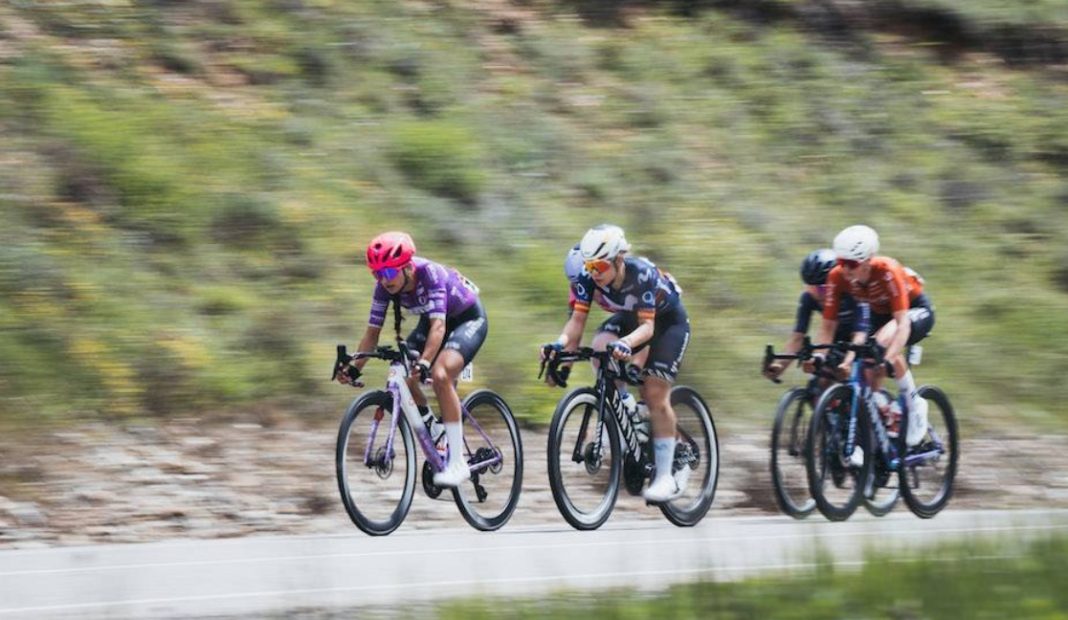 Sara Martín protagonista de la etapa con más de 100 kilómetros de escapada en sus piernas. / Cxcling