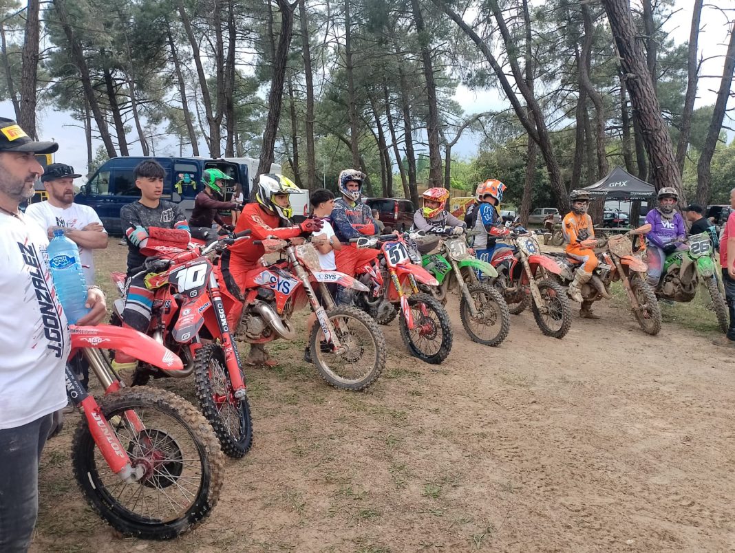 Varios de los integrantes del Motoclub Aranda en las instalaciones del Circuito de La Calabaza. / DUERO Deporte
