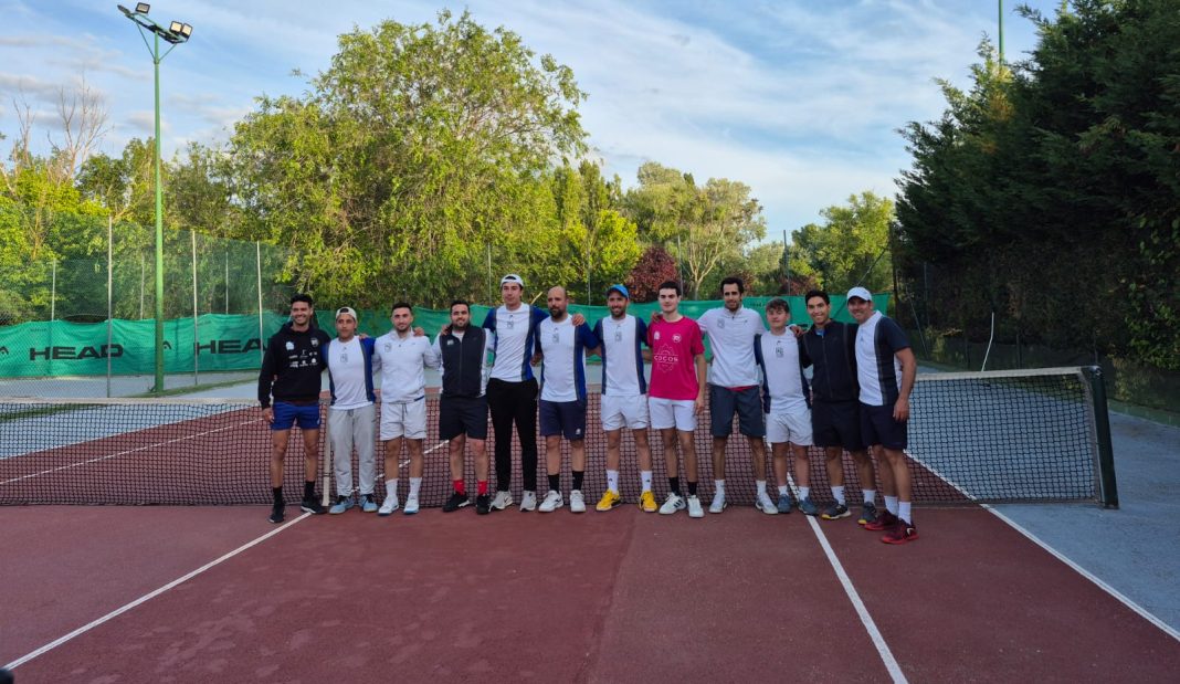 La escuadra morada de Tenis Ribera afronta un fin de semana apasionante donde pueden lograr el título de Castilla y León. / DUERO Deporte