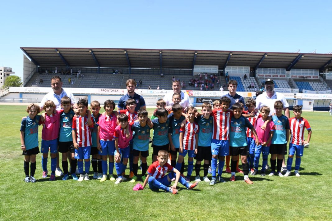 Jugadores del Atlético de Madrid y Aranda Riber se fotografiaron para el recuerdo. / Alberto Calvo