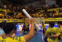 Fin del trayecto en ASOBAL Elbinomio 'Equipo-Afición' celebró la victoria ante Ademar en casa, la décima de la temporada en el Santiago Manguán. / DUERO Deporte