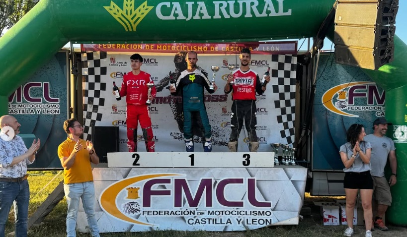El piloto del Motoclub Aranda, Álvaro Tutor, en lo más alto del podio de la categoría Open FUN. / Motoclub Aranda