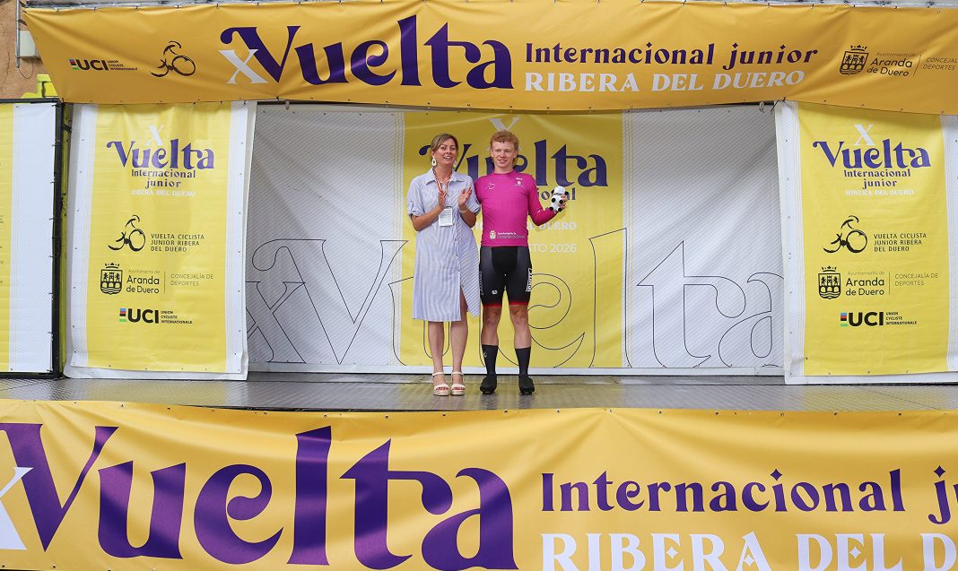 El candiense Jake Mclean con el maillot vino de líder de Vuelta Ribera, junto a la concejala de Deportes, Belén Esteban. / Martin Early