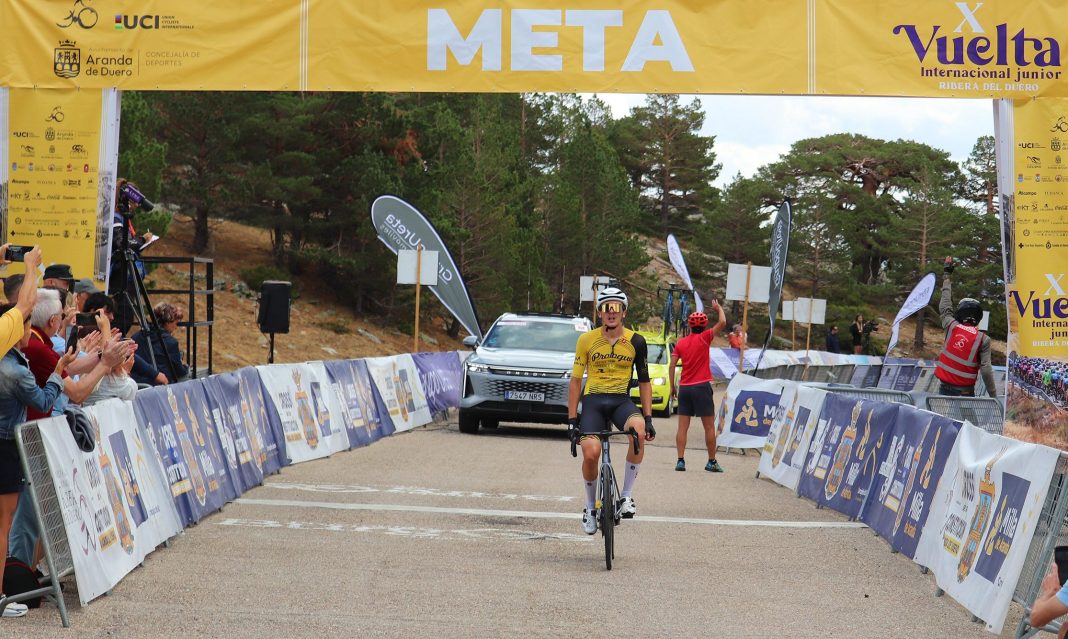 El británico del Prologue, Dexter Townsend celebra el triunfo en Lagunas de Neila. / Martin Early (Vuelta Ribera)