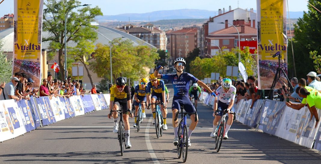 Ion Eguia (Alimco Campagnolo) levanta los brazos en la línea de meta de la Casa del Deporte (Aranda de Duero) / Martin Early (Vuelta Ribera)
