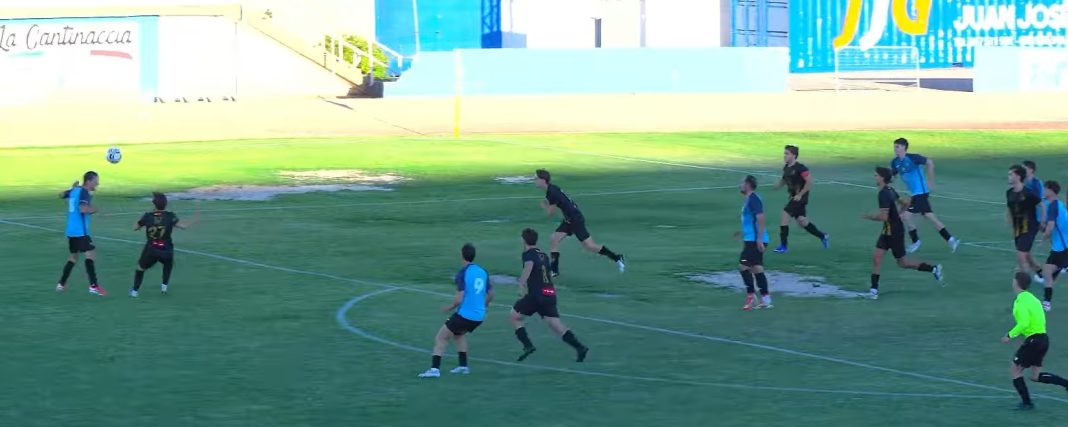 El reciente encuentro del Riber ante Moratalaz evidenció las deficiencias del terreno de juego del Juan Carlos Higuero. / Elviphotoss