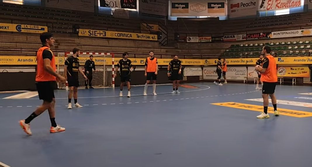 Una de las sesiones de pretemporada de Tubos Aranda Villa de Aranda en el Santiago Manguán. / DUERO Deporte