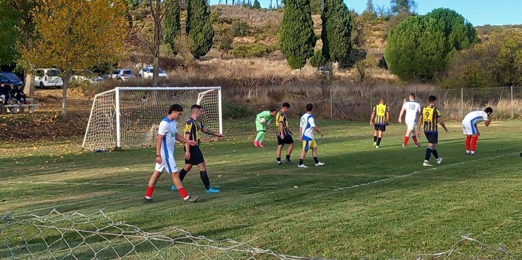 Uno de los encuentros de la pasada temporada entre Sotillo de la Ribera y Villalba de Duero en el campo de Buenavista. / DUERO Deporte