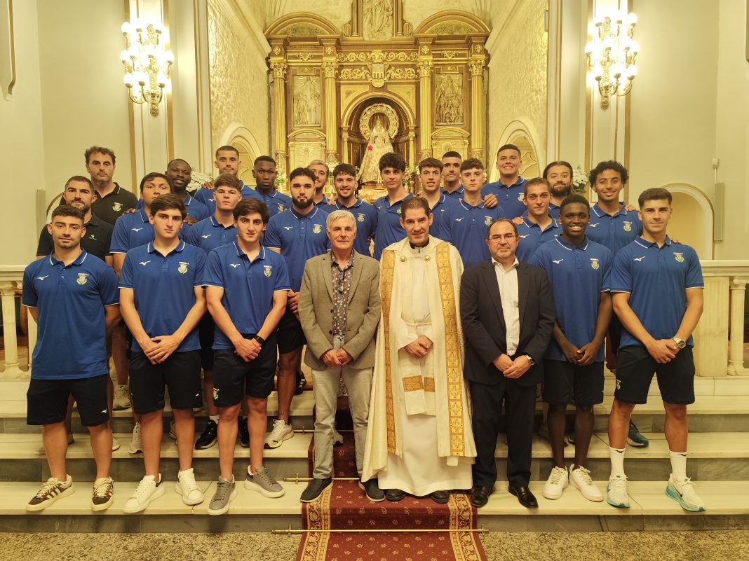 La plantilla de la Arandina durante la Ofrenda de Flores a la Virgen de las Viñas. / DUERO Deporte