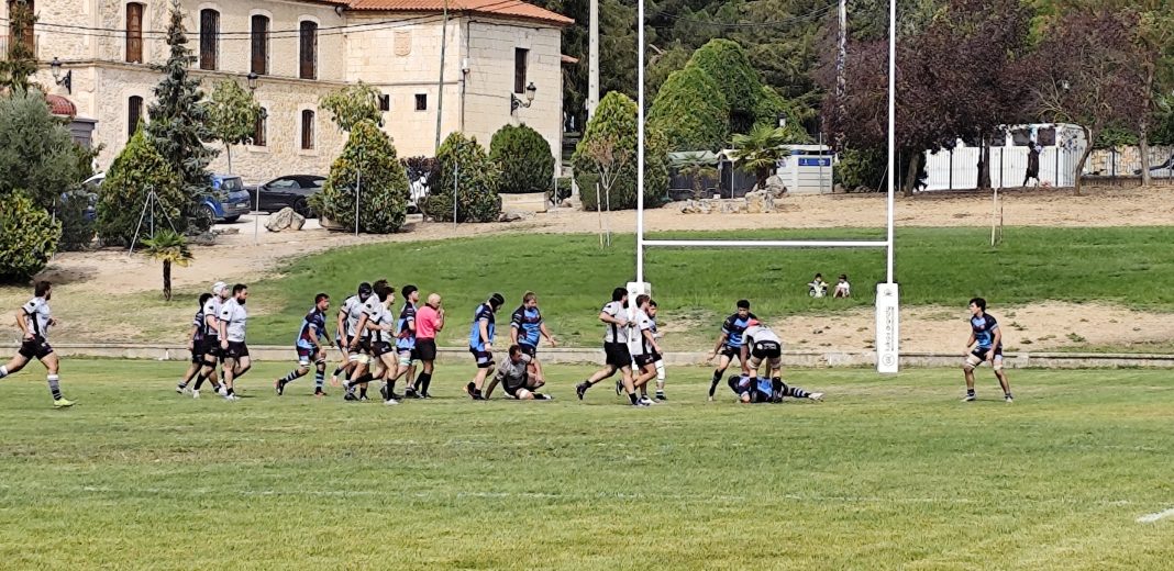 Una de las defensas de Rugby Aranda frente a Cormorán en el segundo tiempo en el Virgen de las Viñas. / DUERO Deporte