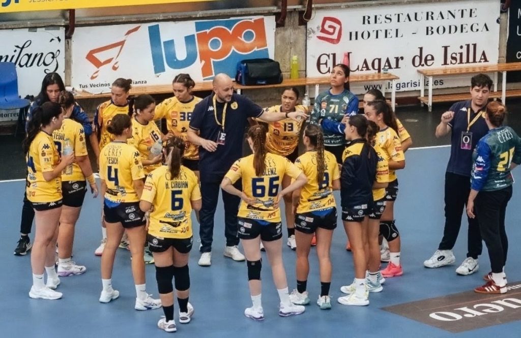 El primer equipo femenino del Villa de Aranda durante un partido de la temporada pasada. / VDA