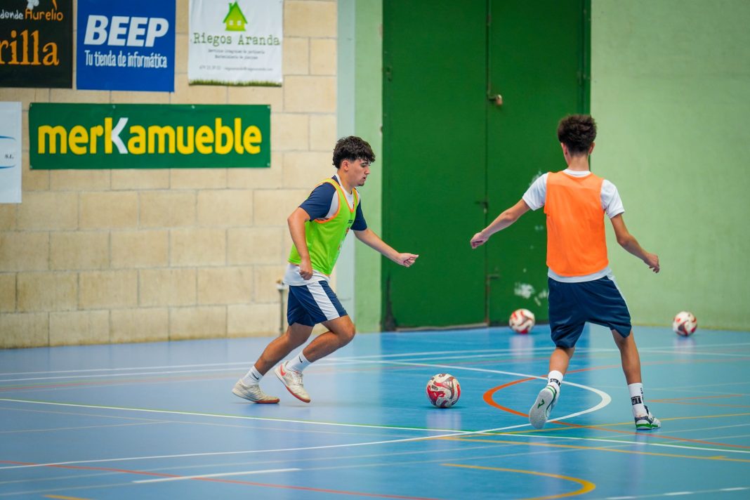 Una de las sesiones de entrenamientos del Atlético Aranda 1503 en el Polideportivo Chelva. / Roberto Campillo