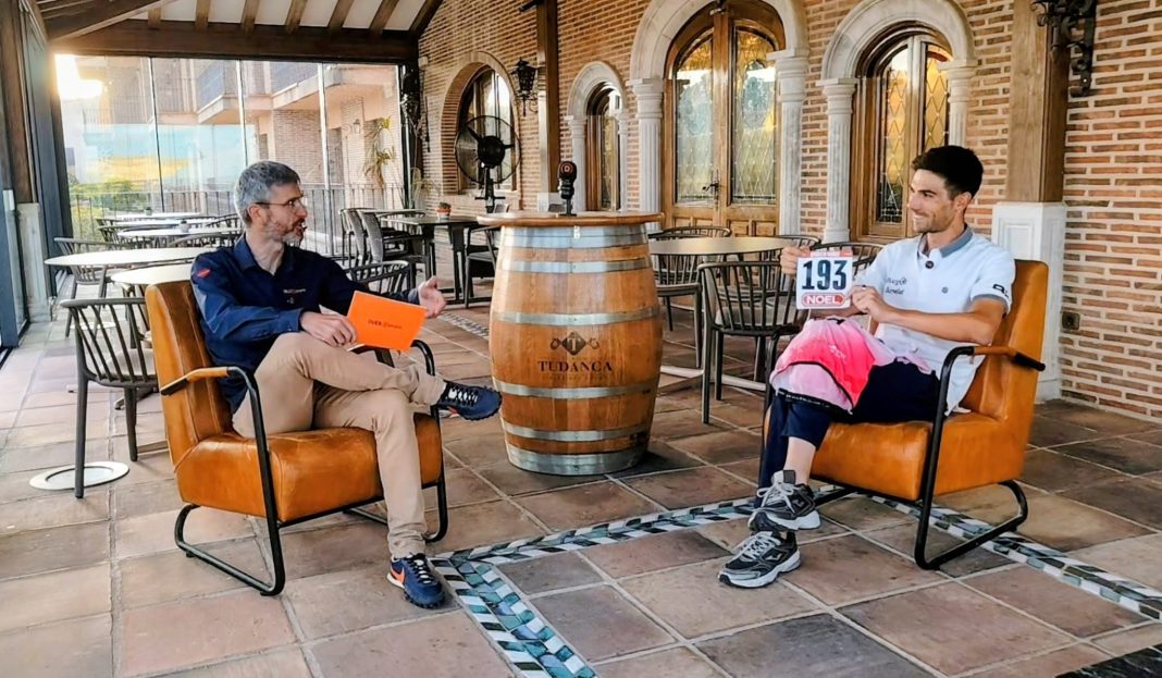 El ciclista arandino del Burgos Burpellet BH, Mario Aparicio (d) junto al director de DUERO Deporte, Diego Martín, durante la grabación del espacio de entrevistas personales 'La Terraza de Tudanca con...' / DUERO Deporte