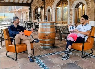Mario Aparicio: «Ahora estoy centrado en encontrar mi mejor versión» El ciclista arandino del Burgos Burpellet BH, Mario Aparicio (d) junto al director de DUERO Deporte, Diego Martín, durante la grabación del espacio de entrevistas personales 'La Terraza de Tudanca con...' / DUERO Deporte